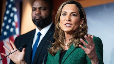 ‘Los hispanos se sienten traicionados’: el mensaje a Trump de la congresista republicana María Elvira Salazar en plena ola de arrestos y deportaciones