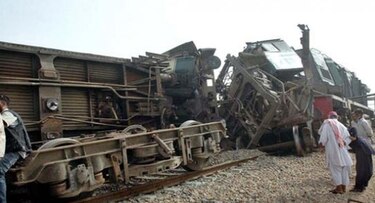 Choque de trenes en Pakistán deja al menos seis muertos y un centenar de heridos