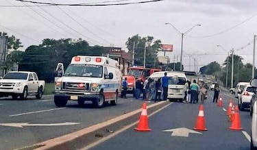 Colisión entre bus y vehículo deja cinco personas heridas en Chitré