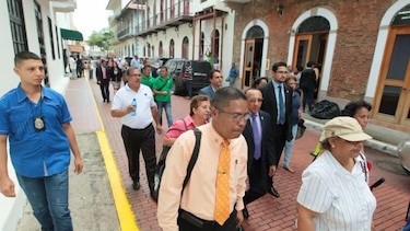 Comisión de alto nivel y docentes se reúnen en Presidencia