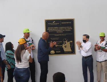 Mariano Rivera celebra la apertura del nuevo estadio que lleva su nombre