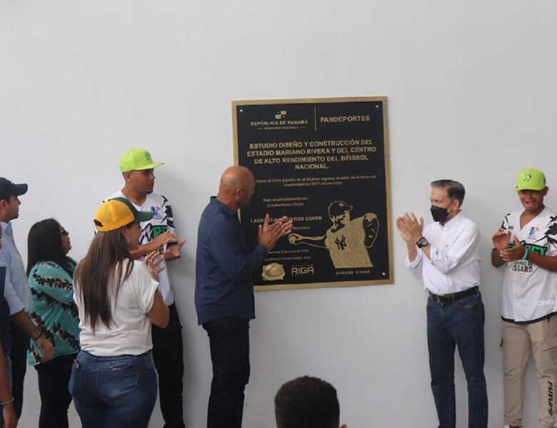 Mariano Rivera celebra la apertura del nuevo estadio que lleva su nombre