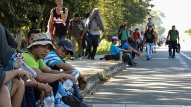 Migrantes hondureños abarrotan frontera guatemalteca en ruta a Estados Unidos