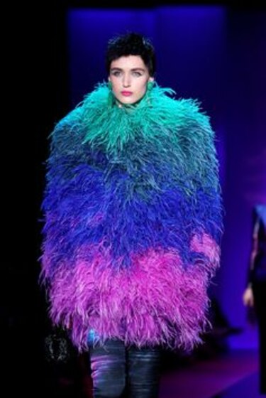 Armani se aferra a colores llamativos mientras Rolland ondea con el Art Déco