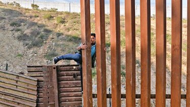 Cierre de la frontera entre Estados Unidos y México pende de un muro