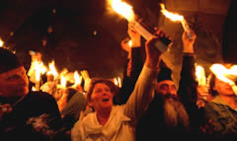 Celebran la ceremonia del "fuego sagrado"