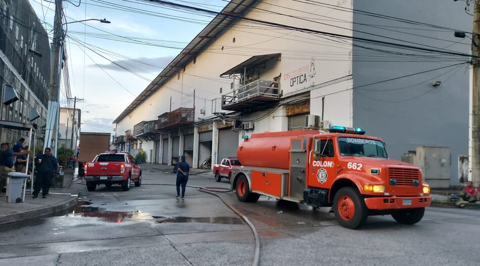 Bomberos controlan fuego en bodega en Zona Libre de Colón