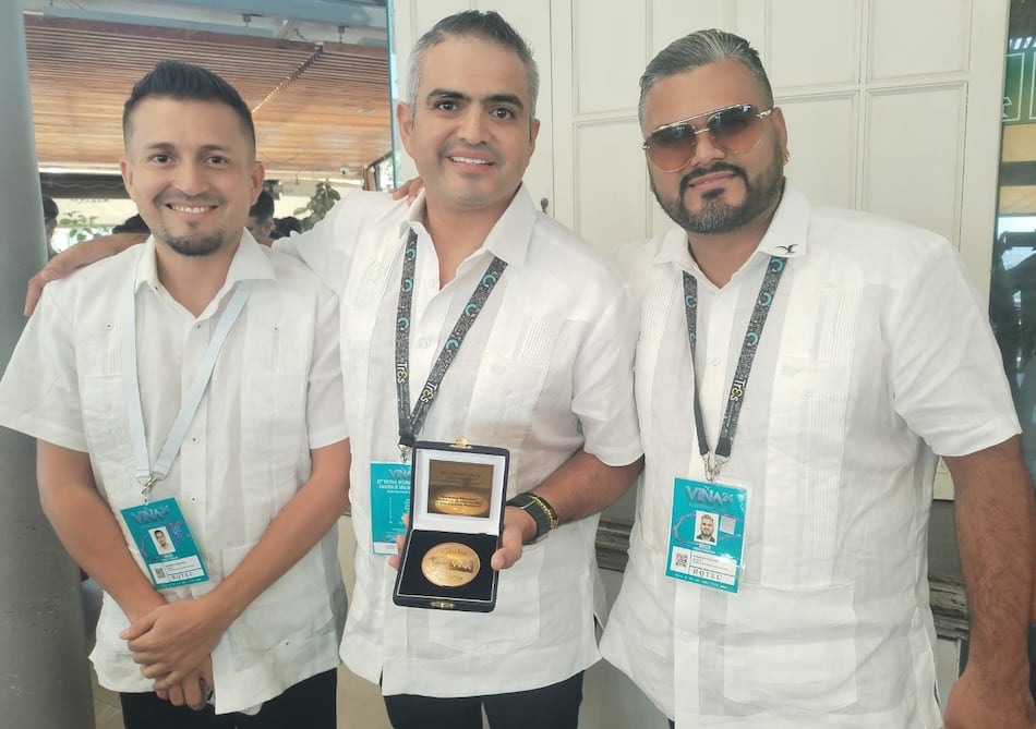 Jhonathan Chávez y Los Triunfadores reciben medalla en Viña del Mar 2024