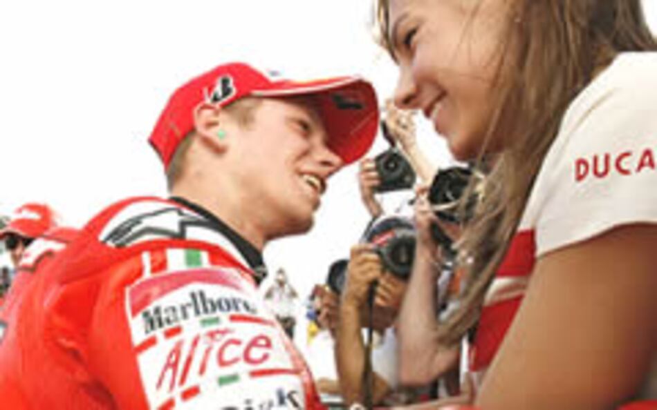 Stoner vence a Rossi en Qatar