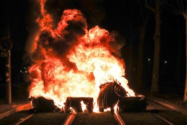 Disturbios y quema de contenedores en París y Burdeos en protestas por reformas de las pensiones