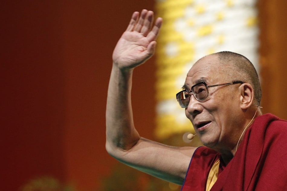 El dalái lama se disculpa tras pedir a un niño que ‘chupe su lengua’