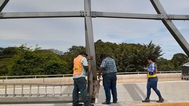 Cierran uno de los puentes sobre el río Santa María en Herrera
