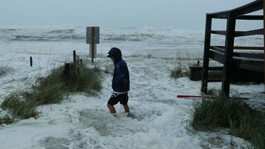 Recargado durante la noche, huracán Michael amenaza Florida