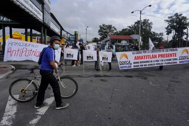 Guatemaltecos bloquean carreteras para exigir renuncia de presidente y fiscal