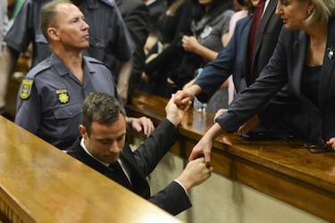 Cinco años de cárcel para atleta Oscar Pistorius por matar a su novia