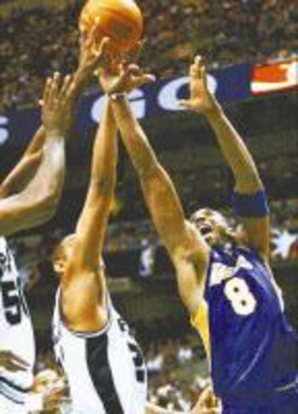 Bryant y los Lakers siguen atormentando a los Spurs