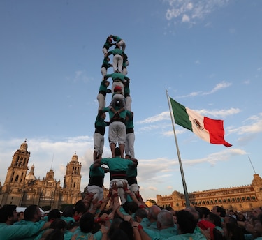 ‘Castellers’ levantan 6 torres humanas en Zócalo de México