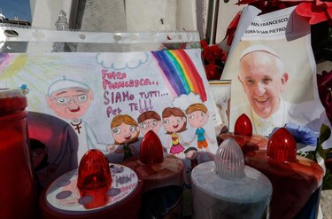 El papa Francisco sigue en tratamiento y con buen ánimo, informa el Vaticano