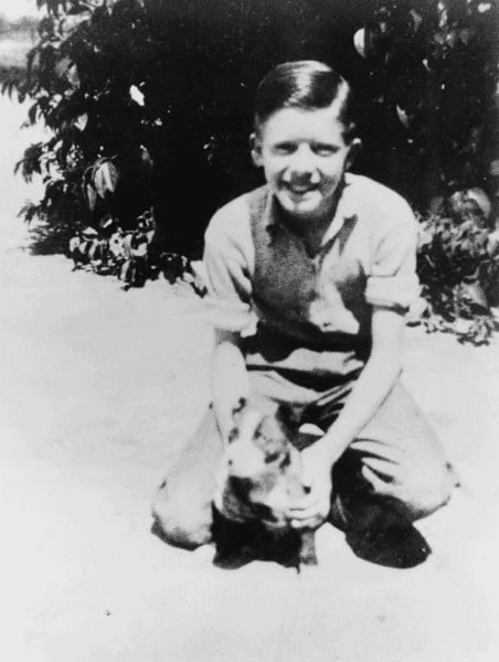 Foto de Jimmy Carter en su niñez con su perro Bozo. 1937.