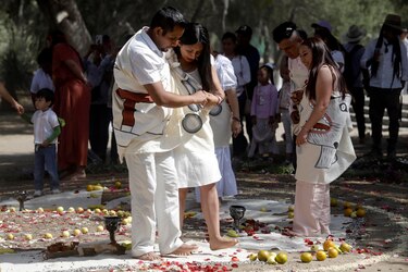 Por equinoccio parejas celebran bodas prehispánicas en zona arqueológica de México