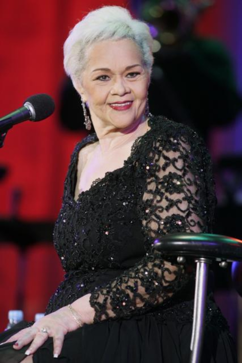 Cantante Etta James respira nuevamente por sí misma