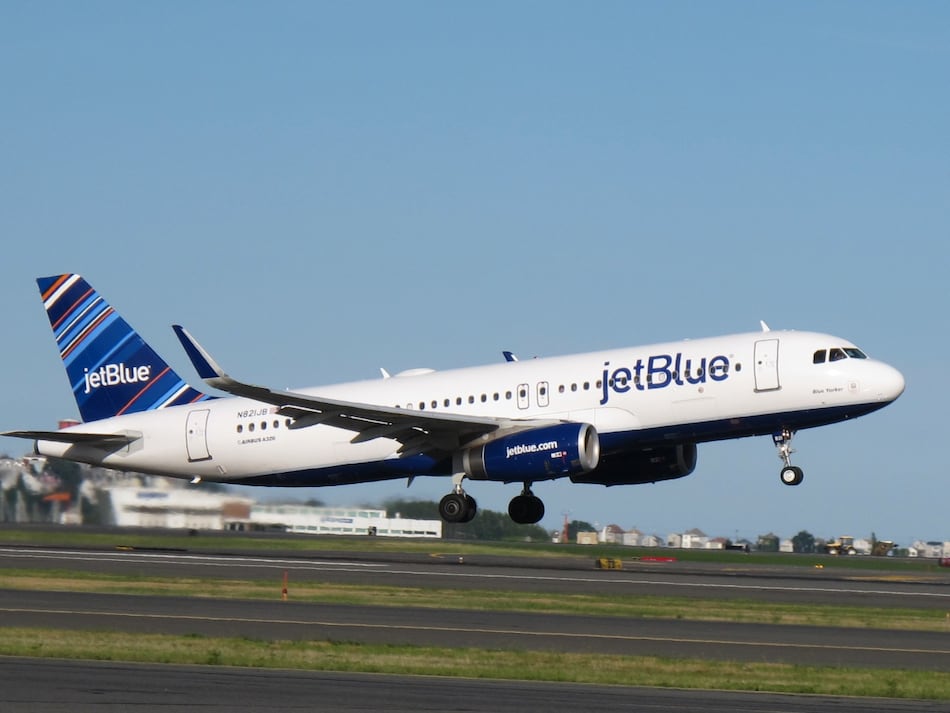 Un avión de JetBlue evita colisión con una aeronave militar de Estados Unidos cerca de Venezuela