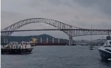 Canal de Panamá remueve buque que se quedó sin energía cerca del Puente de las Américas