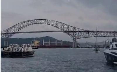 Canal de Panamá remueve buque que se quedó sin energía cerca del Puente de las Américas