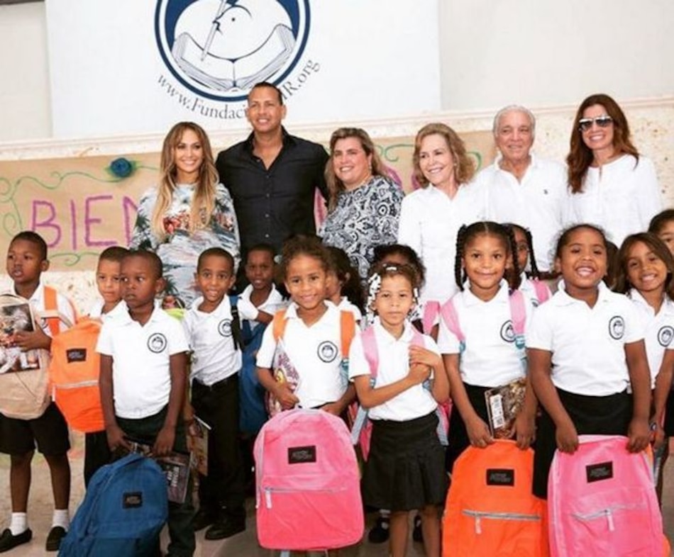 Jennifer López y Alex Rodríguez donan útiles escolares en Dominicana