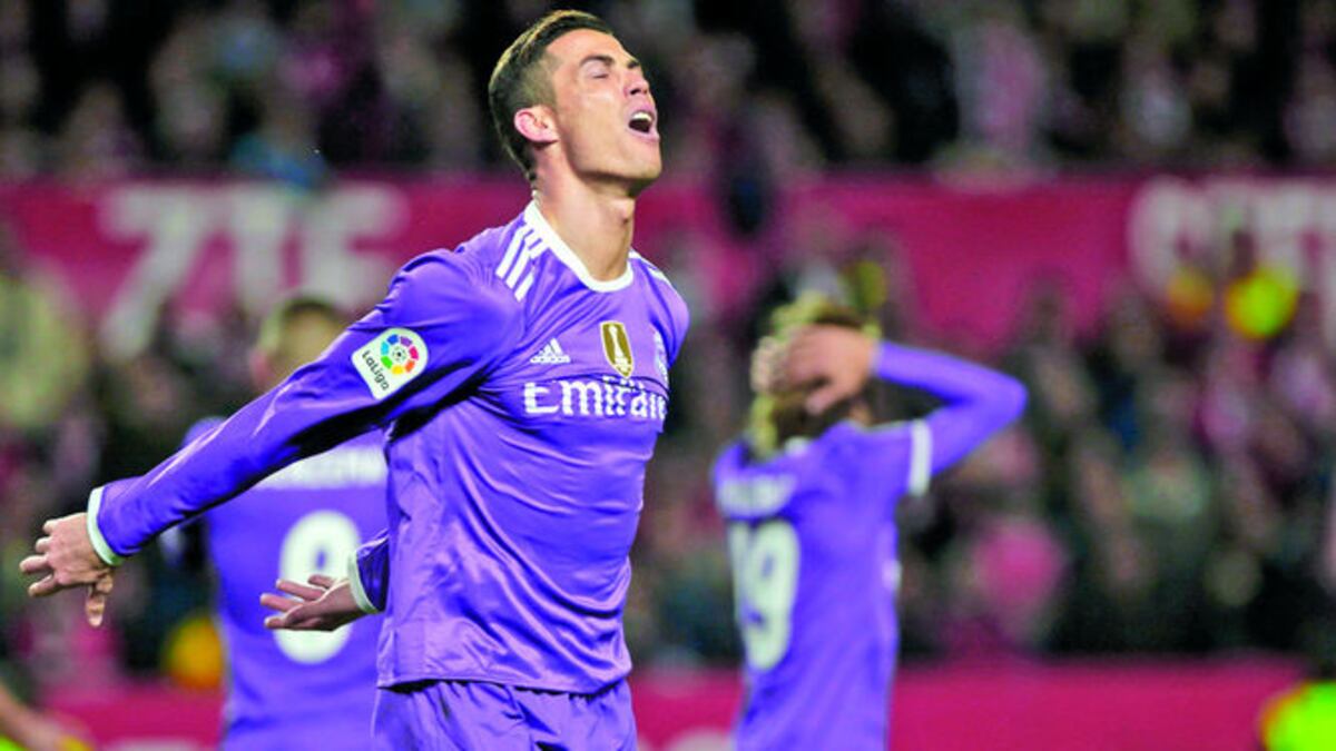 El delantero portugués Cristiano Ronaldo, autor del tanto del Real Madrid, se lamenta tras ver como el Sevilla se llevó la victoria en los últimos minutos.