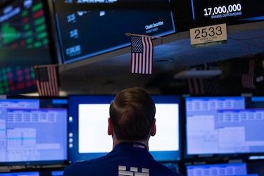 Wall Street abre en rojo y el Nasdaq cae 2.11% pendiente del conflicto en Oriente Medio