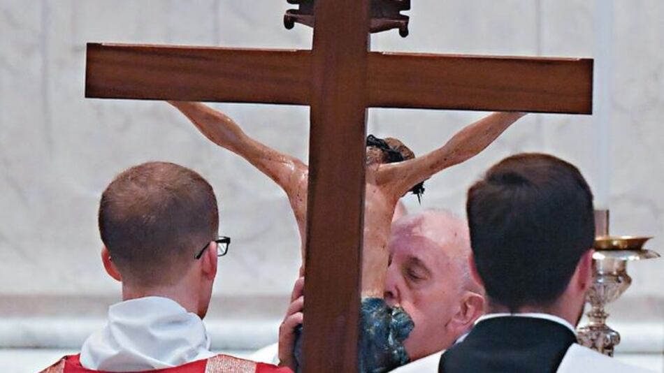 En los pobres del mundo enfoca el papa su mensaje de Viernes Santo