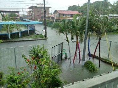 Fuerte aguacero deja inundaciones en Bocas del Toro