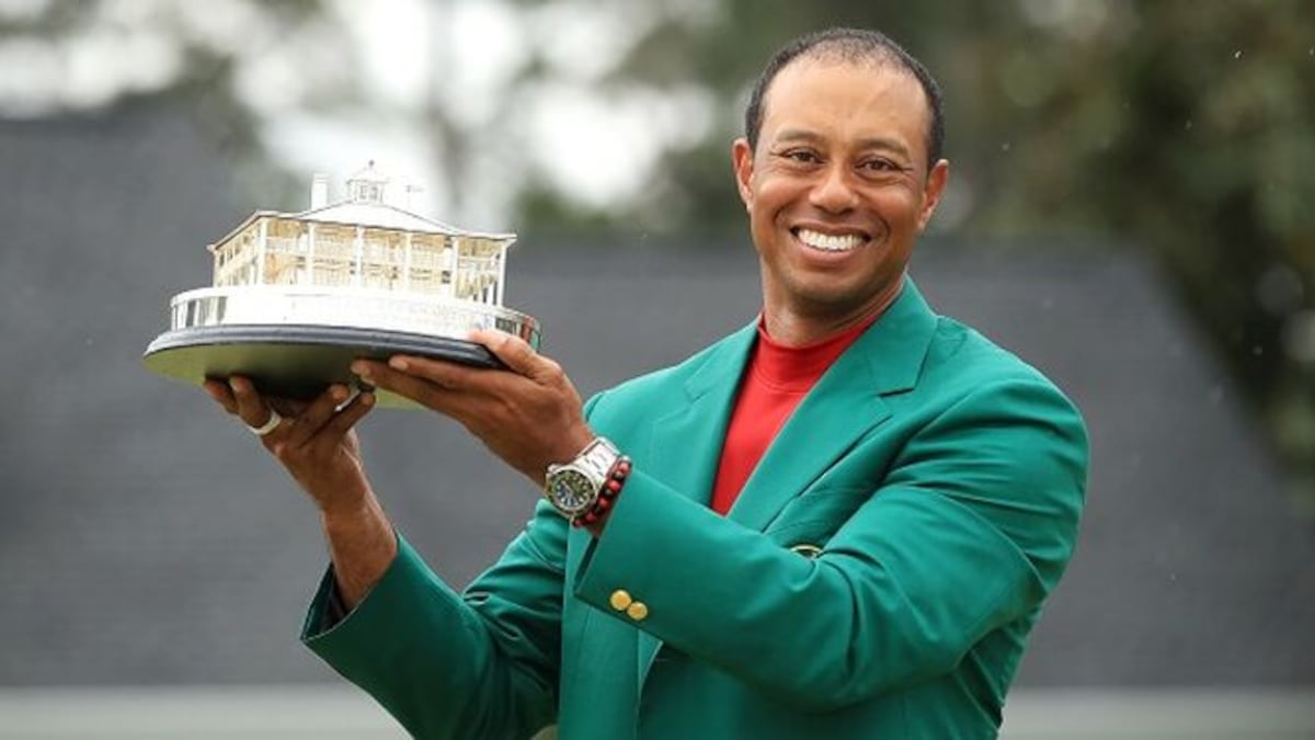 Tiger posa con trofeo de campeón