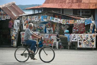 ‘Esto es como la pandemia otra vez’: Isla Colón entre la incertidumbre y la escasez