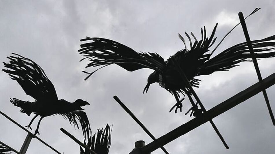 El arte da nueva vida a restos de misiles y metralla