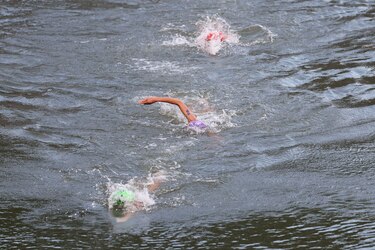 La triatleta Claire Michel se enferma tras nadar en el río Sena