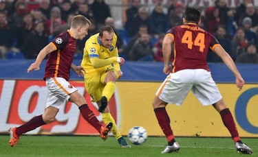 Roma entra en octavos con un deslucido y tenso empate