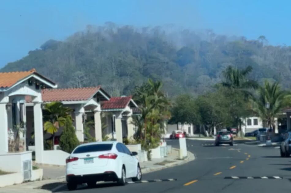 Se registra incendio en uno de los cerros boscosos de Costa Verde, La Chorrera