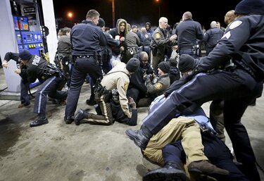 Un policía mata a un afroamericano en una localidad cercana a Ferguson, Estados Unidos