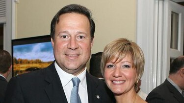 Varela viaja junto a su esposa al extranjero