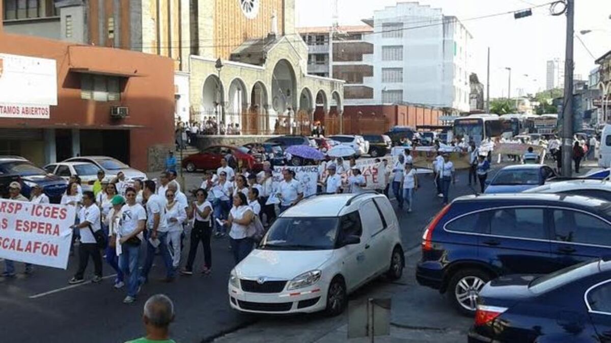 Laboratoristas marcharon para exigir revisión de escala salarial