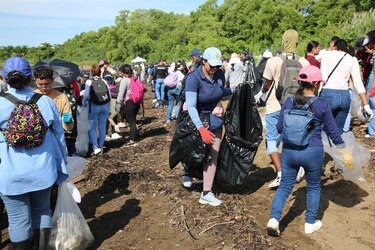 Recolectan seis toneladas de basura en jornada de limpieza en la Bahía de Panamá