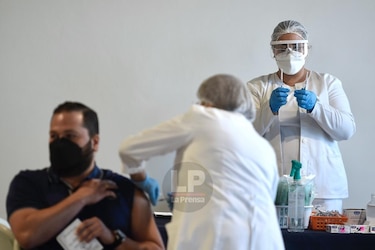 Autoridades de salud retoman vacunación contra el coronavirus
