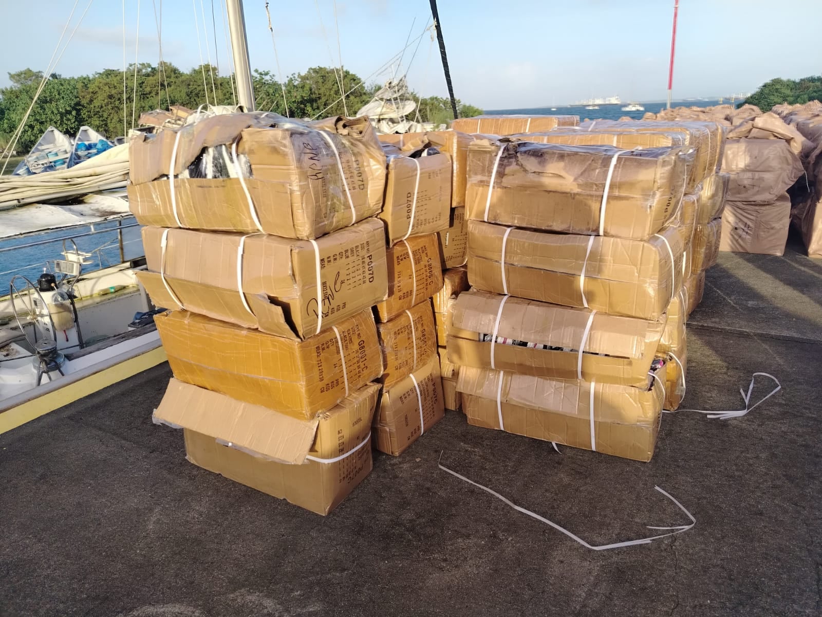 Senan decomisa embarcación con contrabando de cigarrillos y otros artículos en Colón