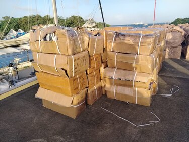 Decomisan embarcación con cigarrillos y zapatillas de presunto contrabando en Colón