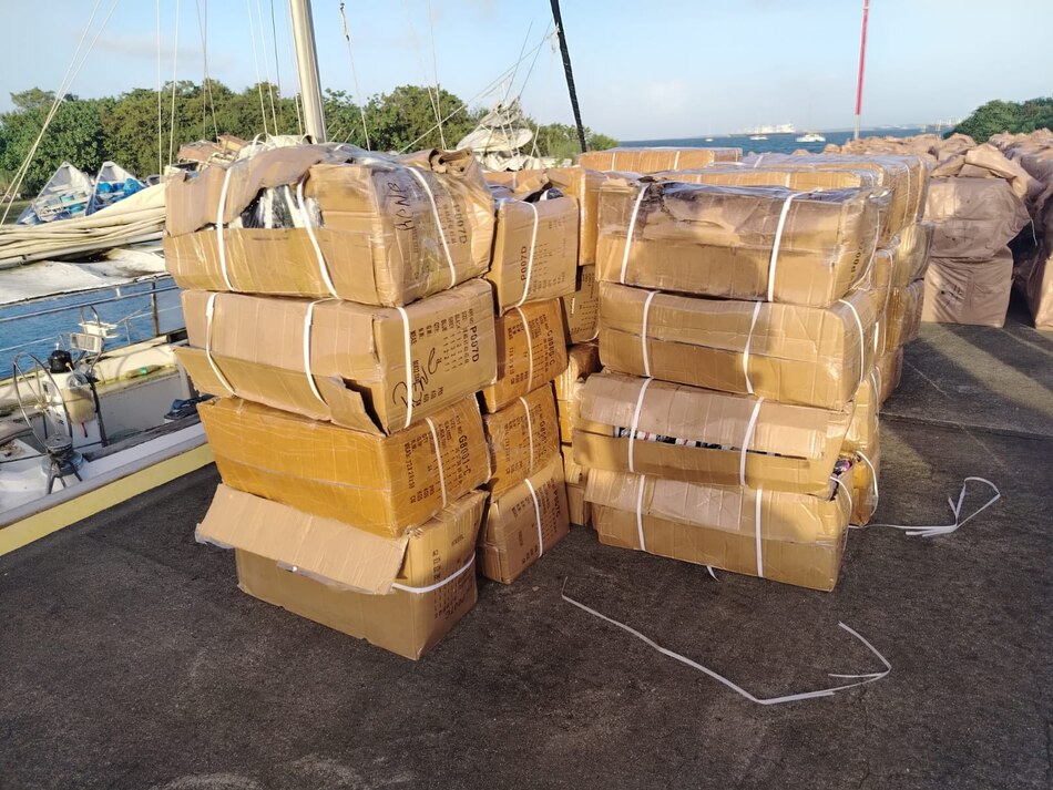 Decomisan embarcación con cigarrillos y zapatillas de presunto contrabando en Colón