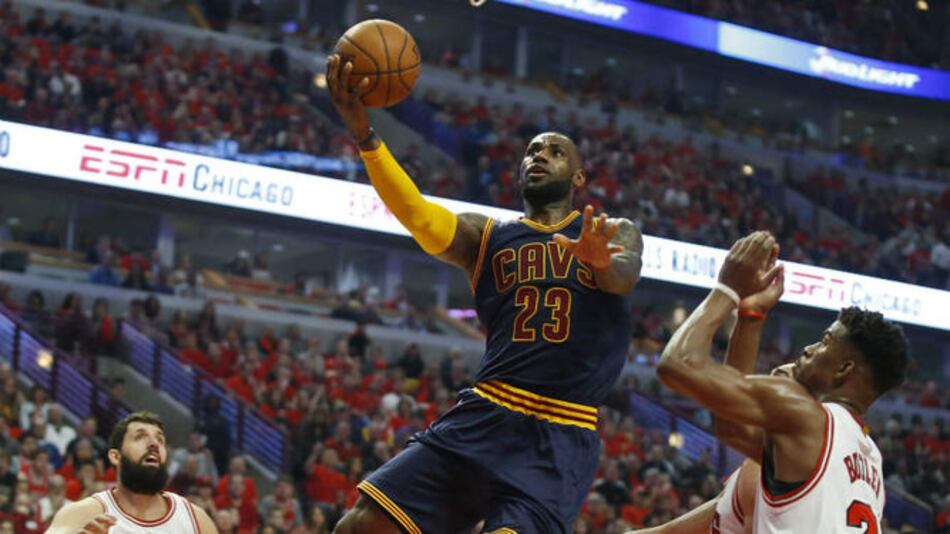Con enceste agónico de James, Cavs empatan serie ante Bulls