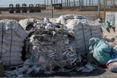 La ayuda alimentaria se descompone bajo el sol mientras la hambruna persiste en Gaza