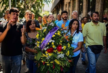 Opositores venezolanos protestan por muerte de concejal en sede de servicio de inteligencia